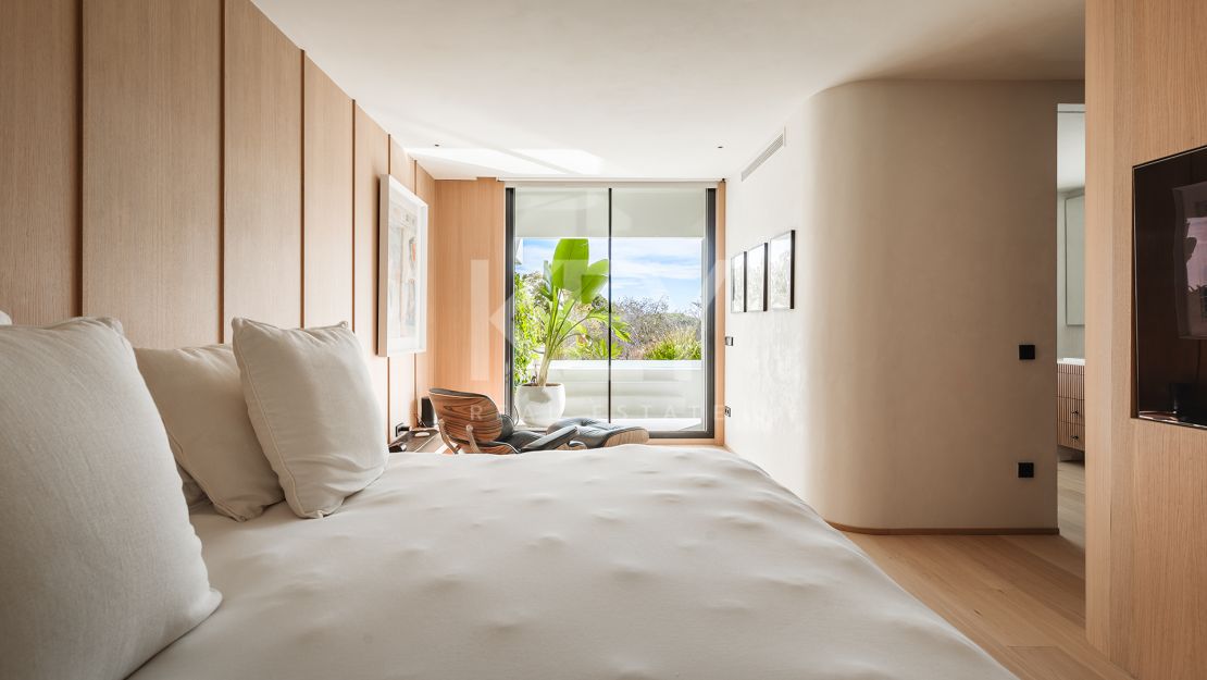 Renovated apartment with mountain views and private pool on the Golden Mile