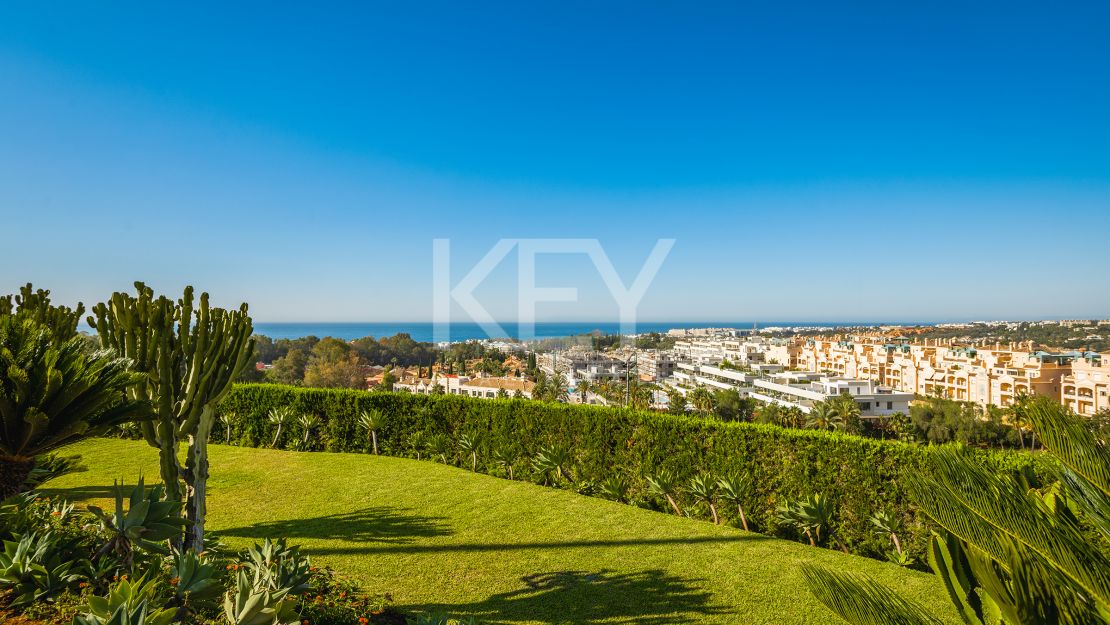 Renovated apartment with mountain views and private pool on the Golden Mile