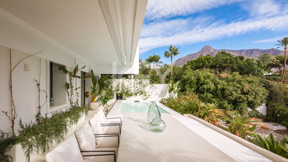 Renovated apartment with mountain views and private pool on the Golden Mile