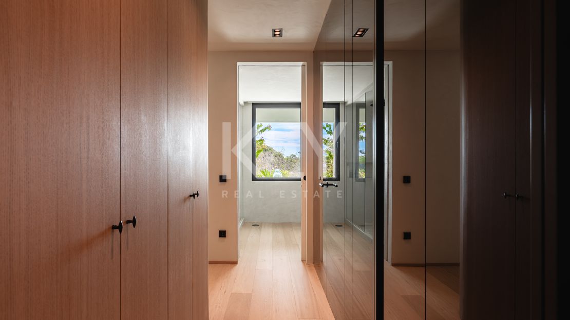 Renovated apartment with mountain views and private pool on the Golden Mile