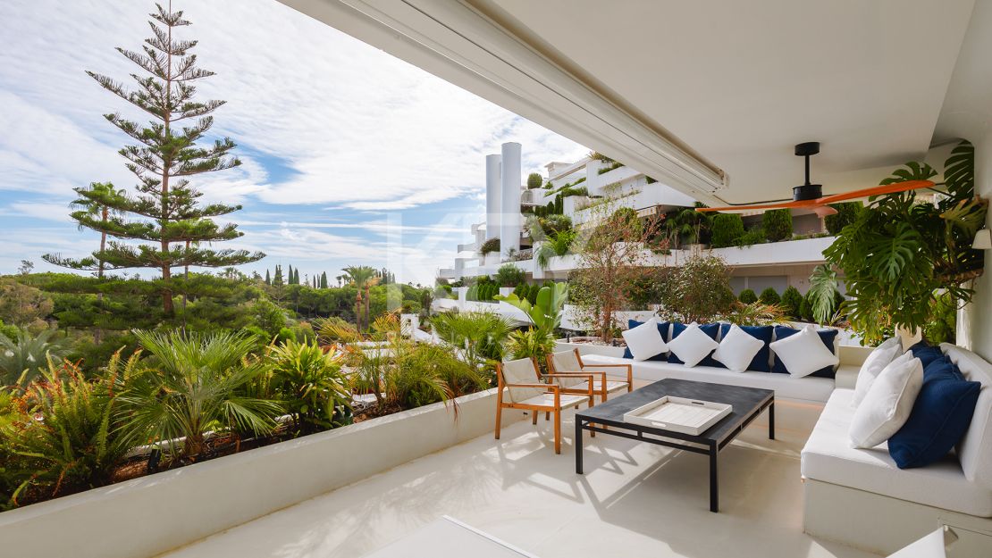 Renovated apartment with mountain views and private pool on the Golden Mile