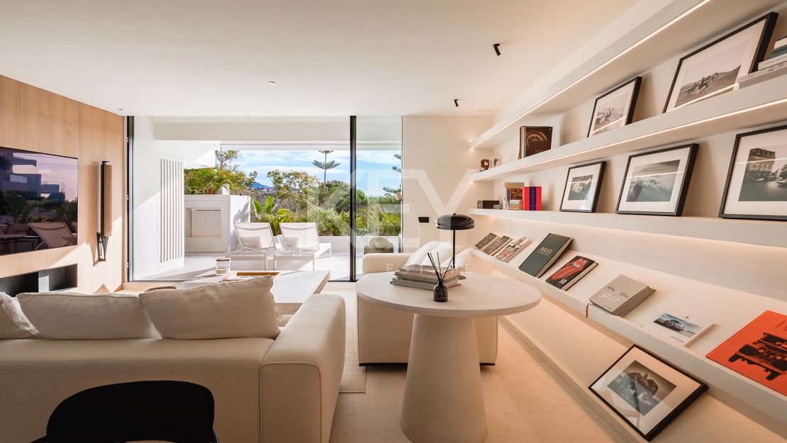 Renovated apartment with mountain views and private pool on the Golden Mile