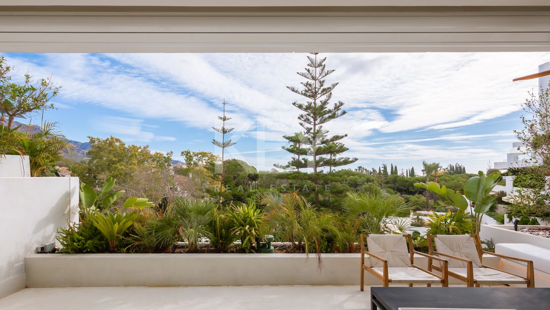 Renovated apartment with mountain views and private pool on the Golden Mile