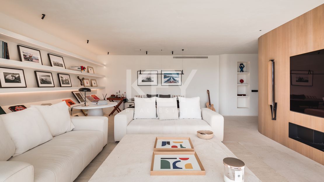 Renovated apartment with mountain views and private pool on the Golden Mile