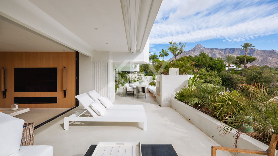 Renovated apartment with mountain views and private pool on the Golden Mile