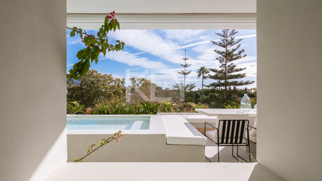 Renovated apartment with mountain views and private pool on the Golden Mile