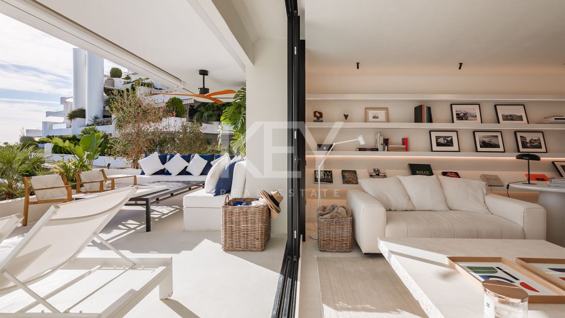 Renovated apartment with mountain views and private pool on the Golden Mile