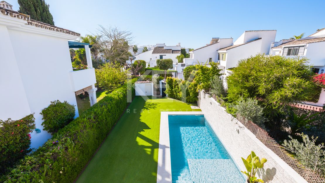 Stylish townhouse with private pool near the beach in San Pedro