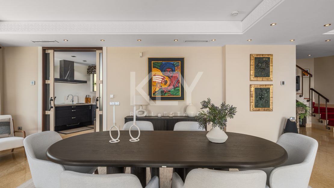 Двухуровневый пентхаус с панорамным видом на море и частным бассейном в Нуэва Андалусия