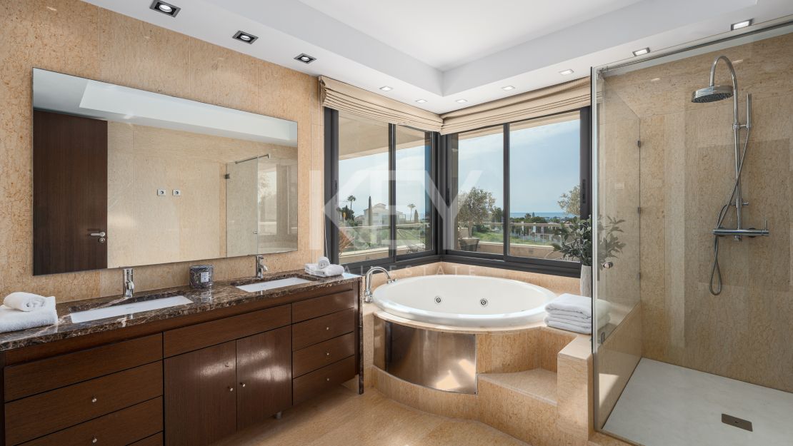 Двухуровневый пентхаус с панорамным видом на море и частным бассейном в Нуэва Андалусия