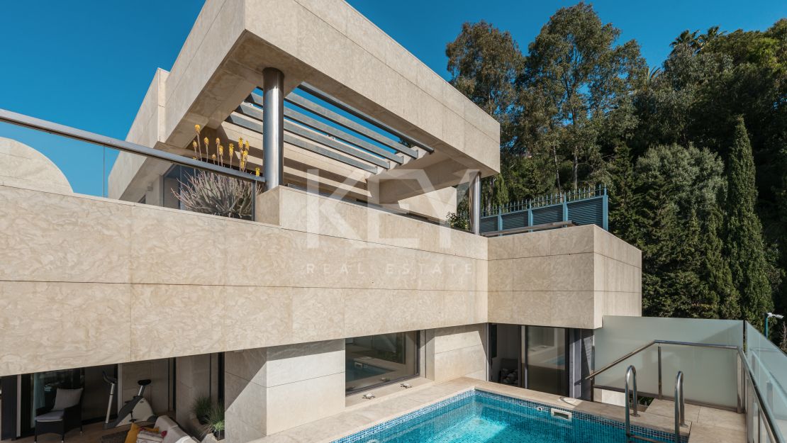 Двухуровневый пентхаус с панорамным видом на море и частным бассейном в Нуэва Андалусия