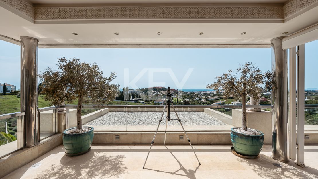 Двухуровневый пентхаус с панорамным видом на море и частным бассейном в Нуэва Андалусия