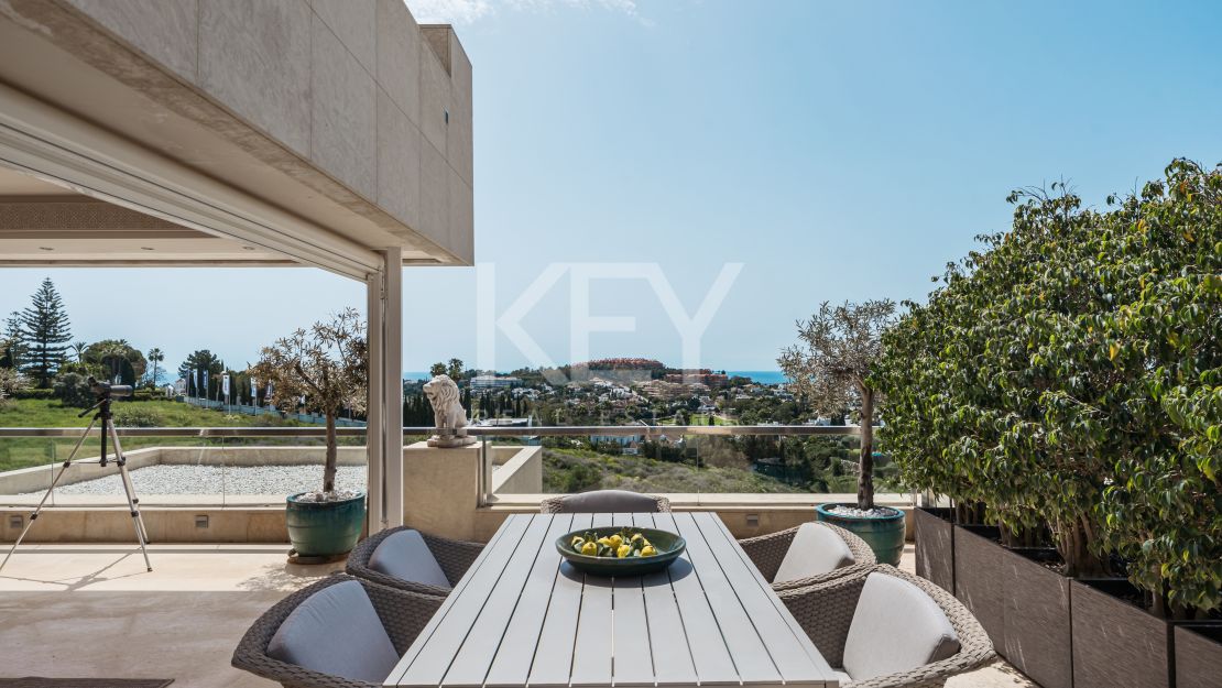 Двухуровневый пентхаус с панорамным видом на море и частным бассейном в Нуэва Андалусия