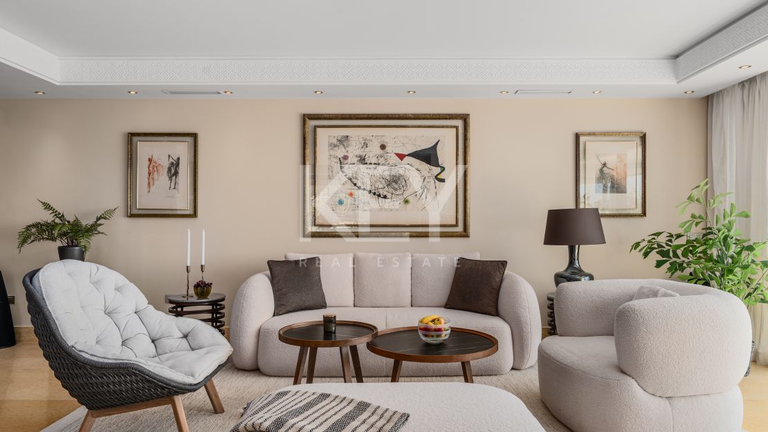 Двухуровневый пентхаус с панорамным видом на море и частным бассейном в Нуэва Андалусия