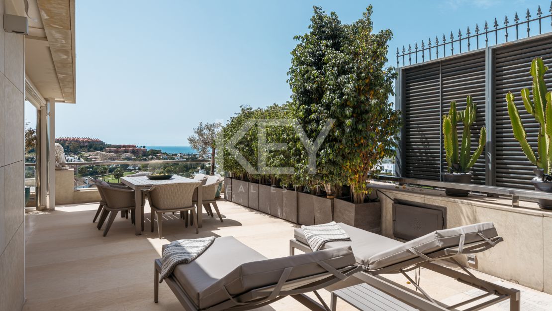 Двухуровневый пентхаус с панорамным видом на море и частным бассейном в Нуэва Андалусия
