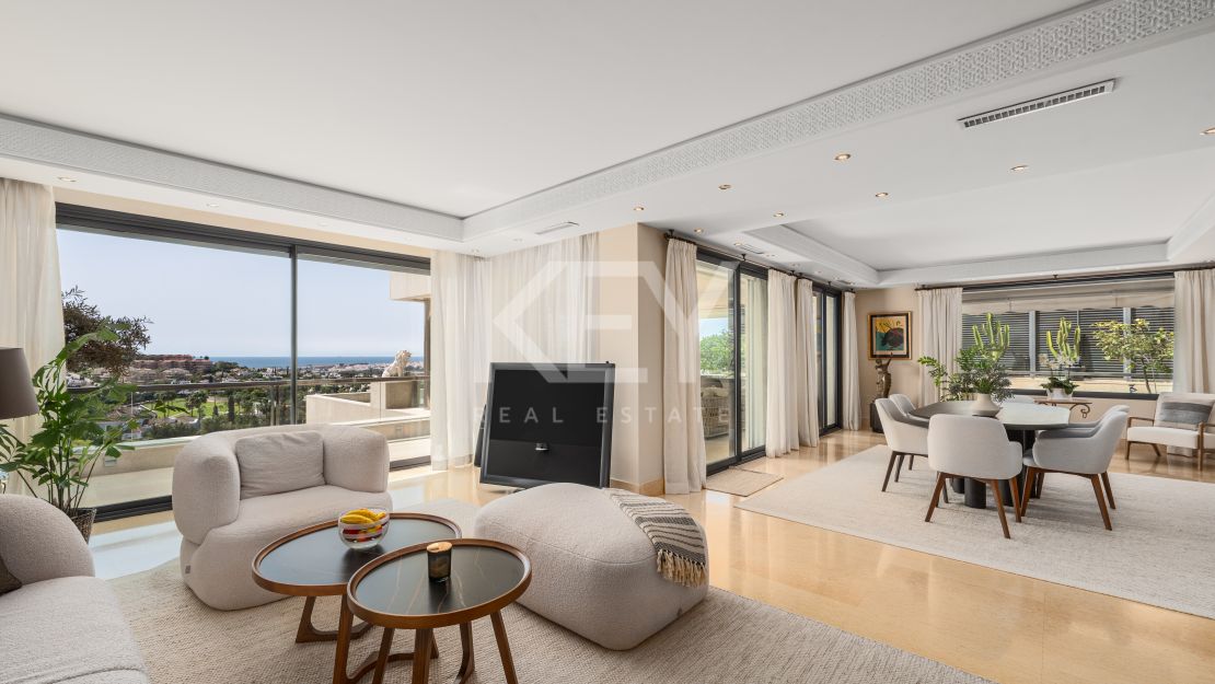 Duplex penthouse with panoramic sea views and private pool in Nueva Andalucía