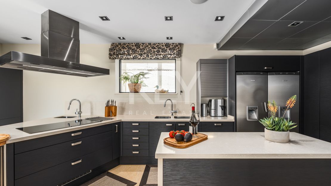 Двухуровневый пентхаус с панорамным видом на море и частным бассейном в Нуэва Андалусия