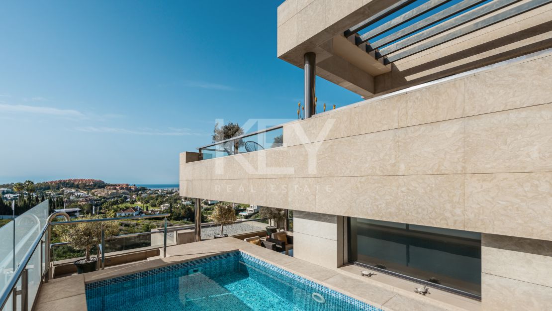 Двухуровневый пентхаус с панорамным видом на море и частным бассейном в Нуэва Андалусия