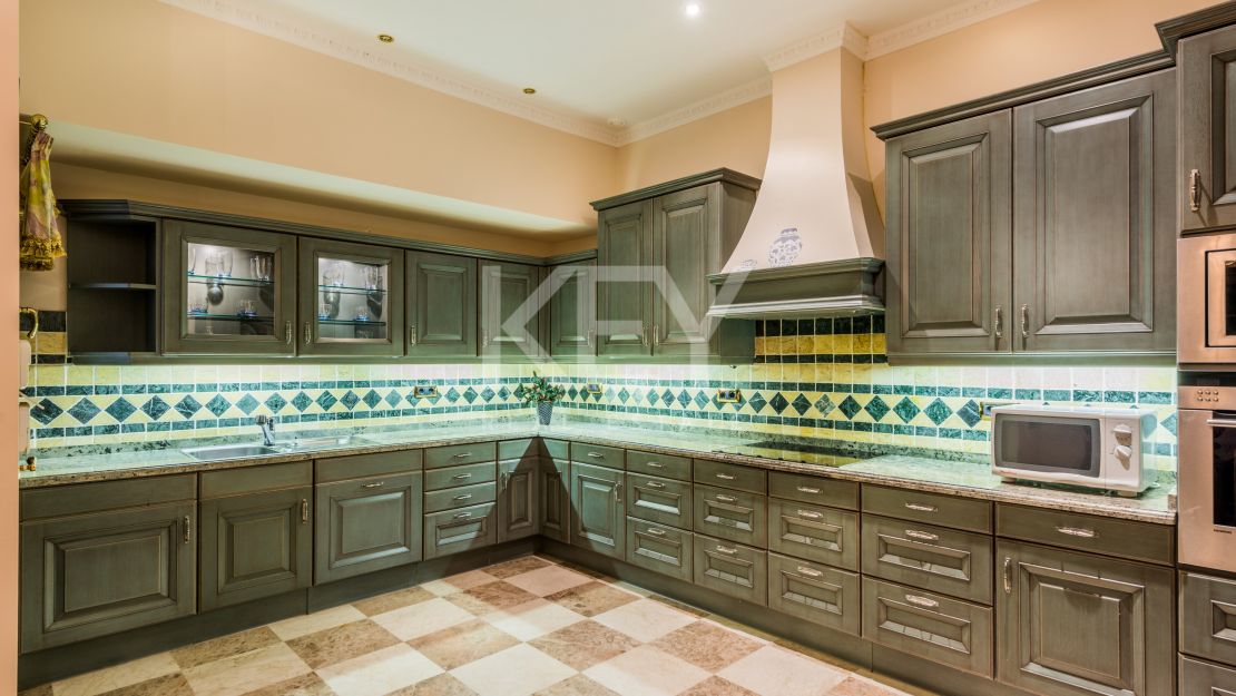 Великолепная вилла с панорамным видом на море и гостевым домом в Сьерра-Бланка