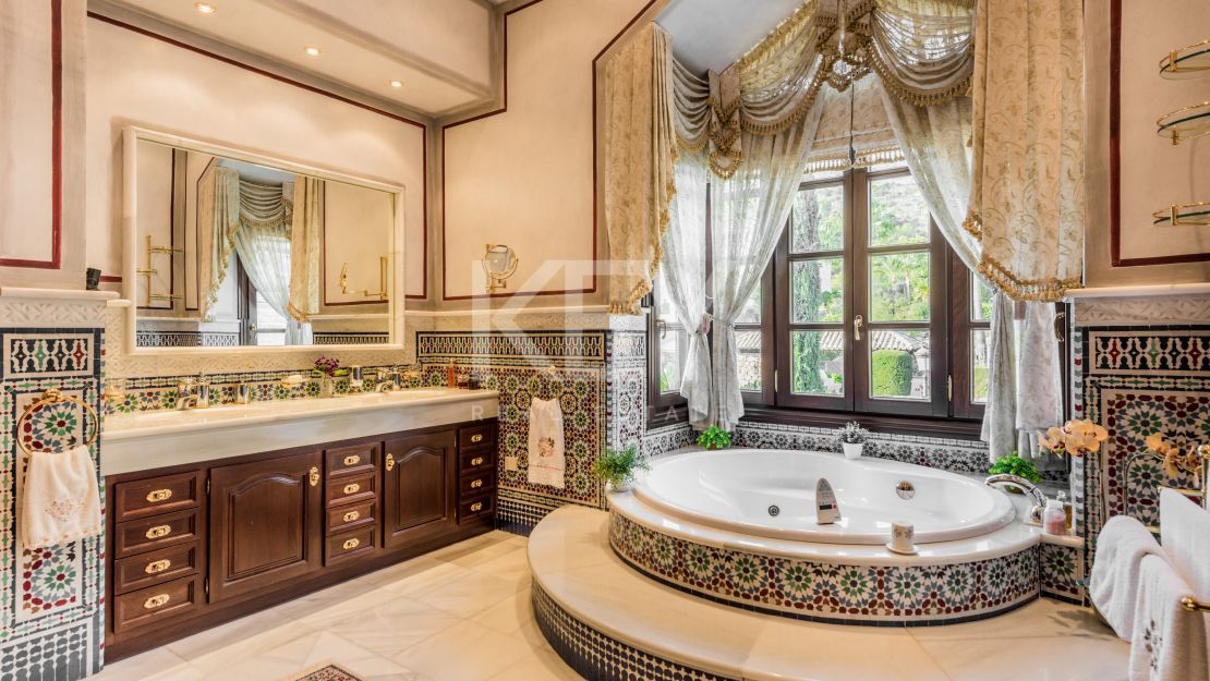 Великолепная вилла с панорамным видом на море и гостевым домом в Сьерра-Бланка