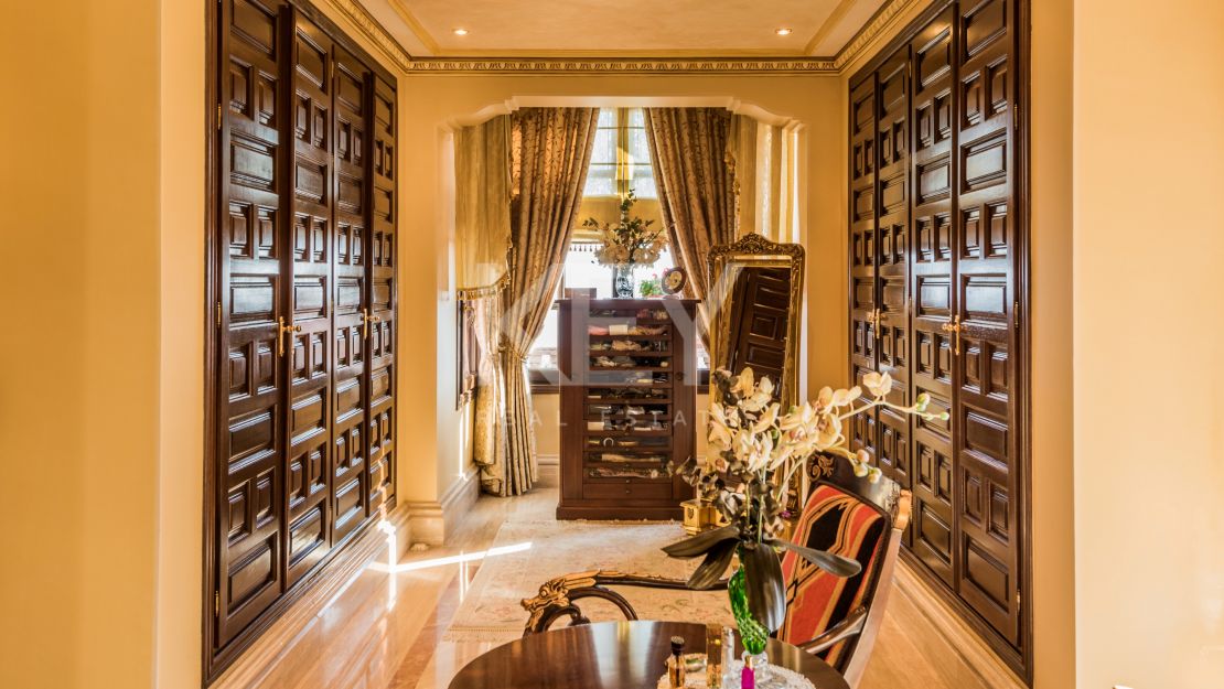 Великолепная вилла с панорамным видом на море и гостевым домом в Сьерра-Бланка