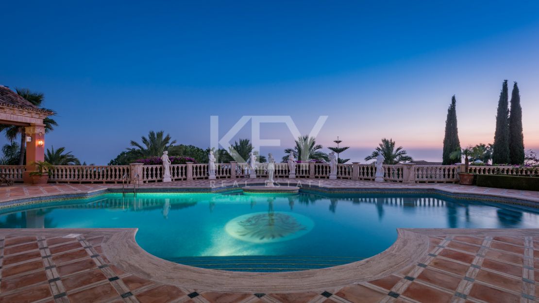 Великолепная вилла с панорамным видом на море и гостевым домом в Сьерра-Бланка