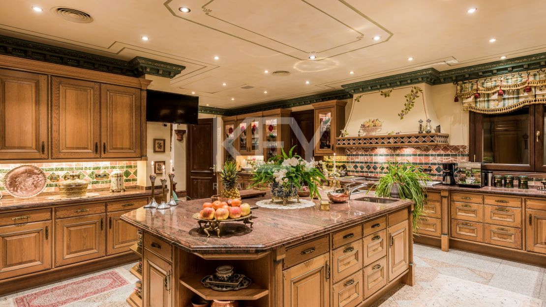 Великолепная вилла с панорамным видом на море и гостевым домом в Сьерра-Бланка