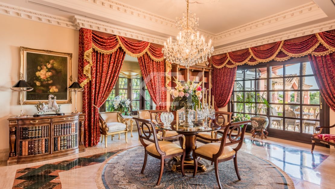 Великолепная вилла с панорамным видом на море и гостевым домом в Сьерра-Бланка