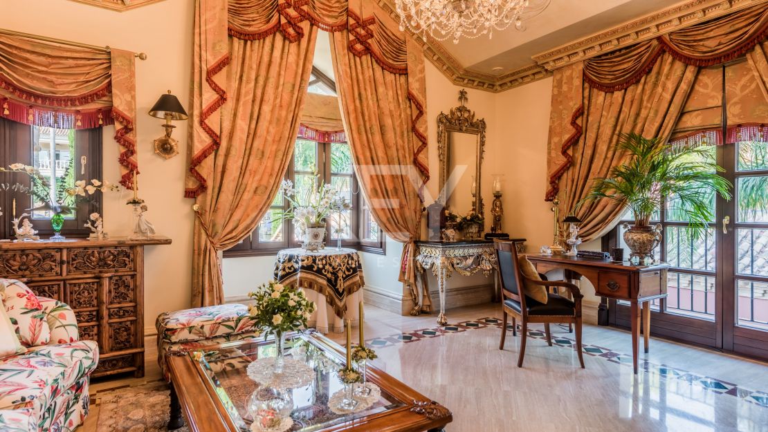 Великолепная вилла с панорамным видом на море и гостевым домом в Сьерра-Бланка