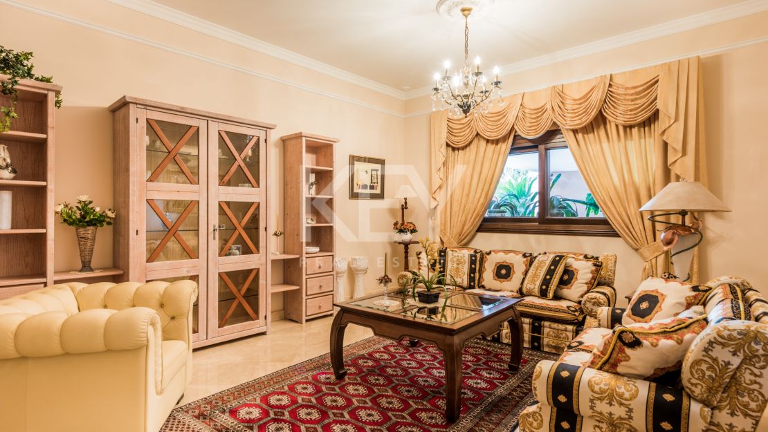 Великолепная вилла с панорамным видом на море и гостевым домом в Сьерра-Бланка