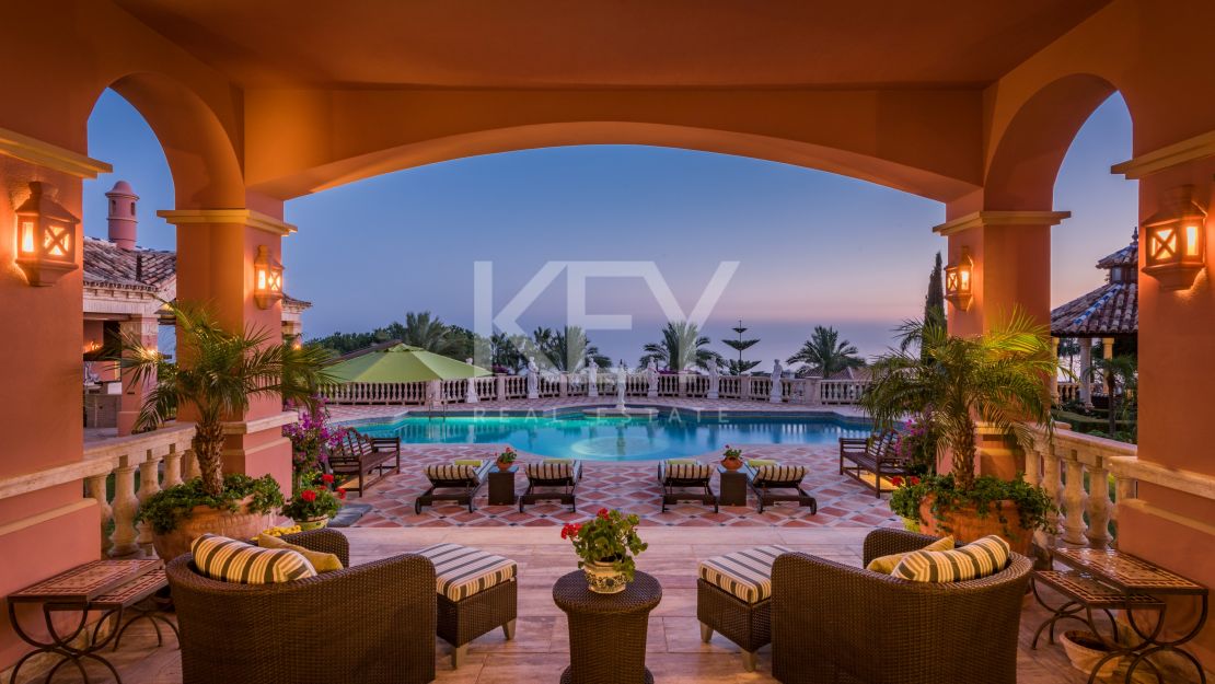 Великолепная вилла с панорамным видом на море и гостевым домом в Сьерра-Бланка