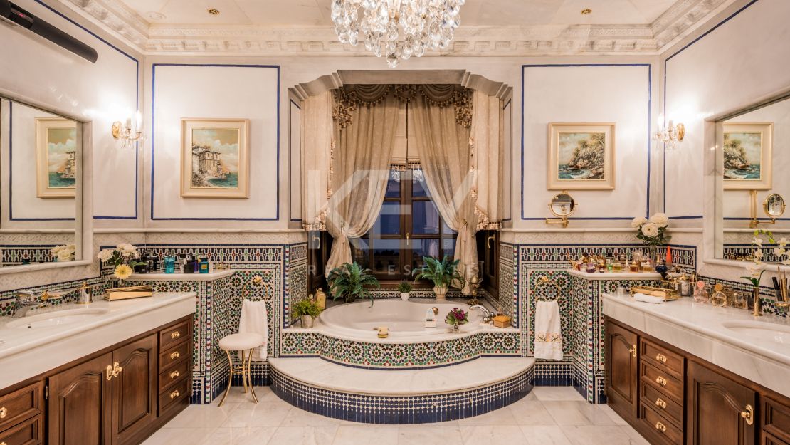 Великолепная вилла с панорамным видом на море и гостевым домом в Сьерра-Бланка