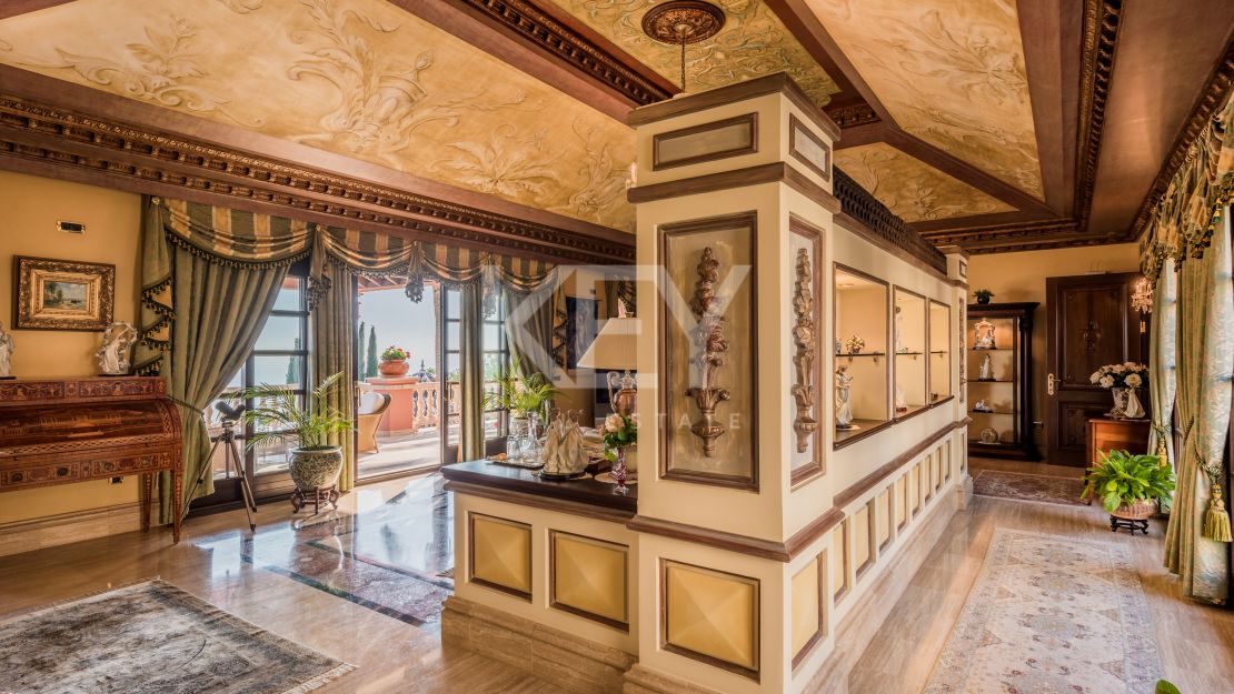 Великолепная вилла с панорамным видом на море и гостевым домом в Сьерра-Бланка