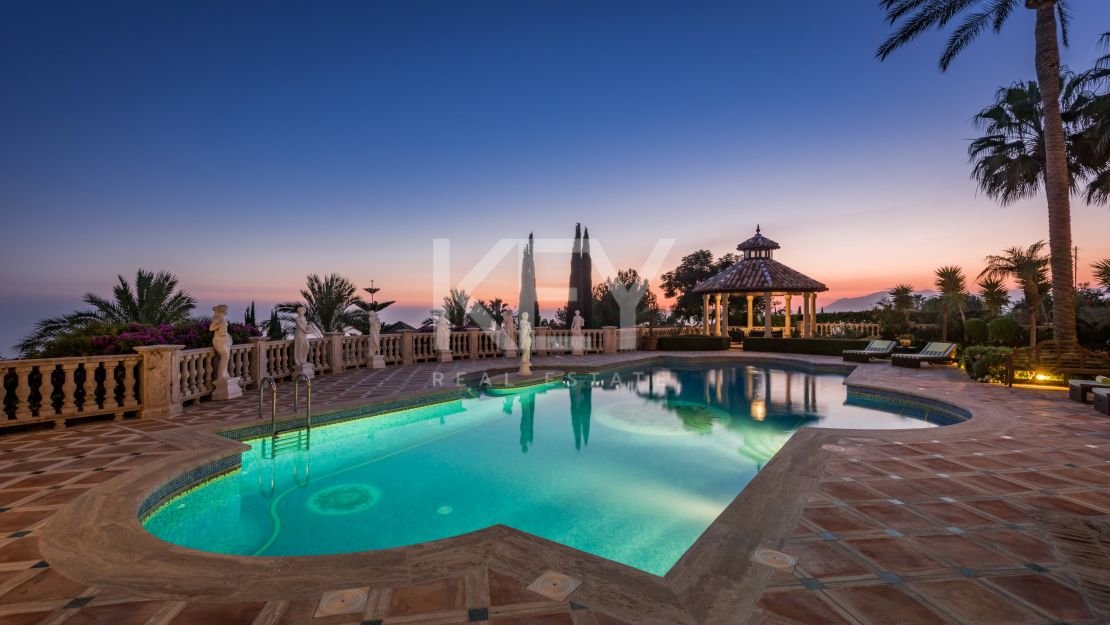 Великолепная вилла с панорамным видом на море и гостевым домом в Сьерра-Бланка