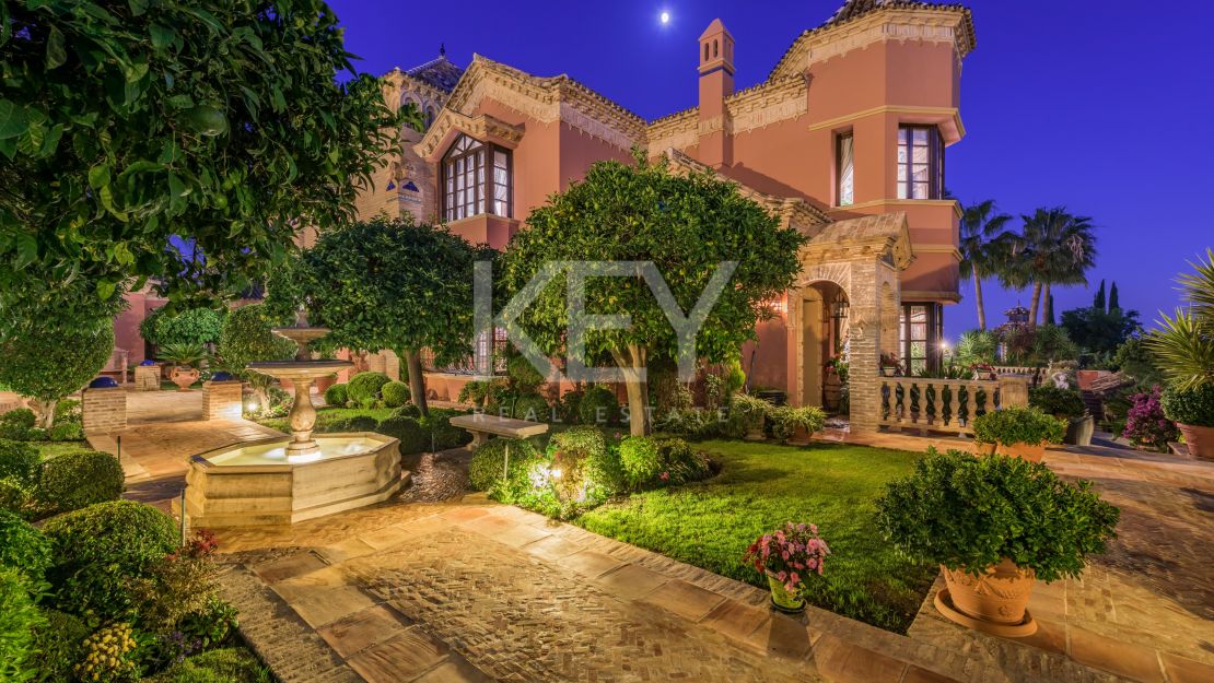 Великолепная вилла с панорамным видом на море и гостевым домом в Сьерра-Бланка