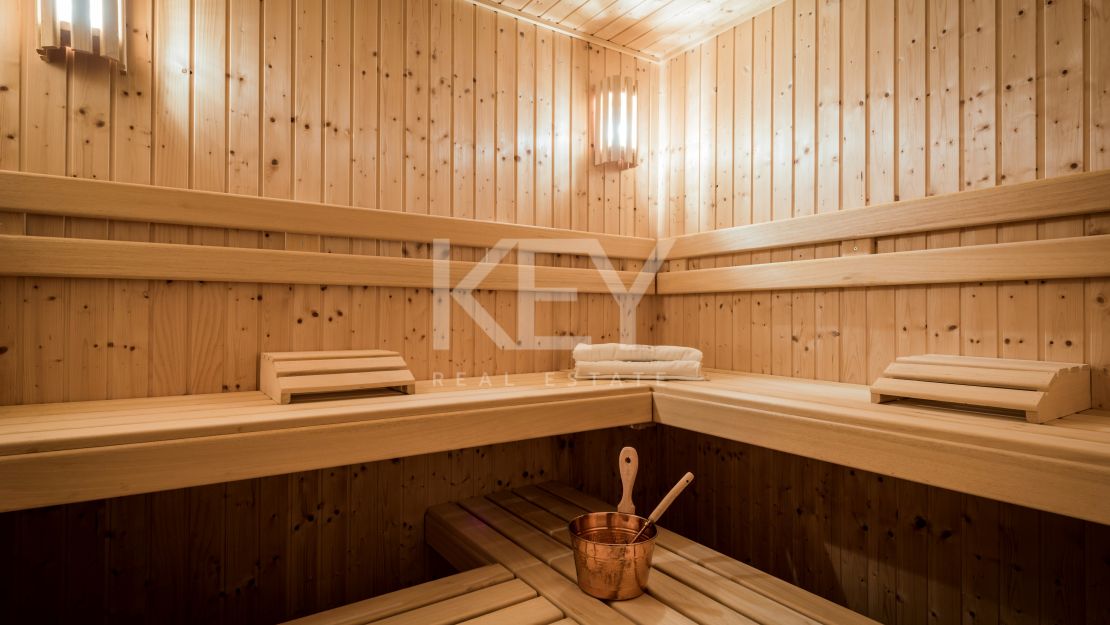 Великолепная вилла с панорамным видом на море и гостевым домом в Сьерра-Бланка