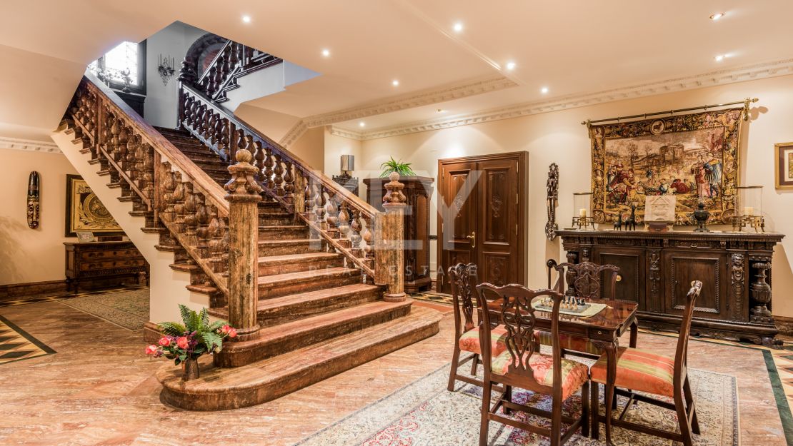 Великолепная вилла с панорамным видом на море и гостевым домом в Сьерра-Бланка