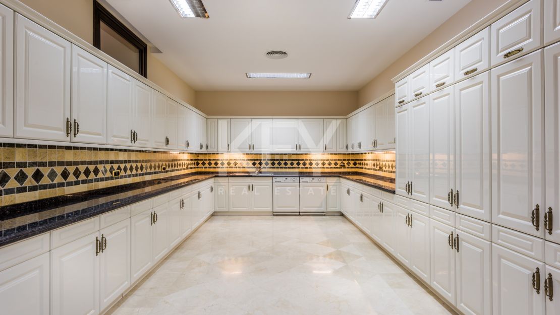 Великолепная вилла с панорамным видом на море и гостевым домом в Сьерра-Бланка