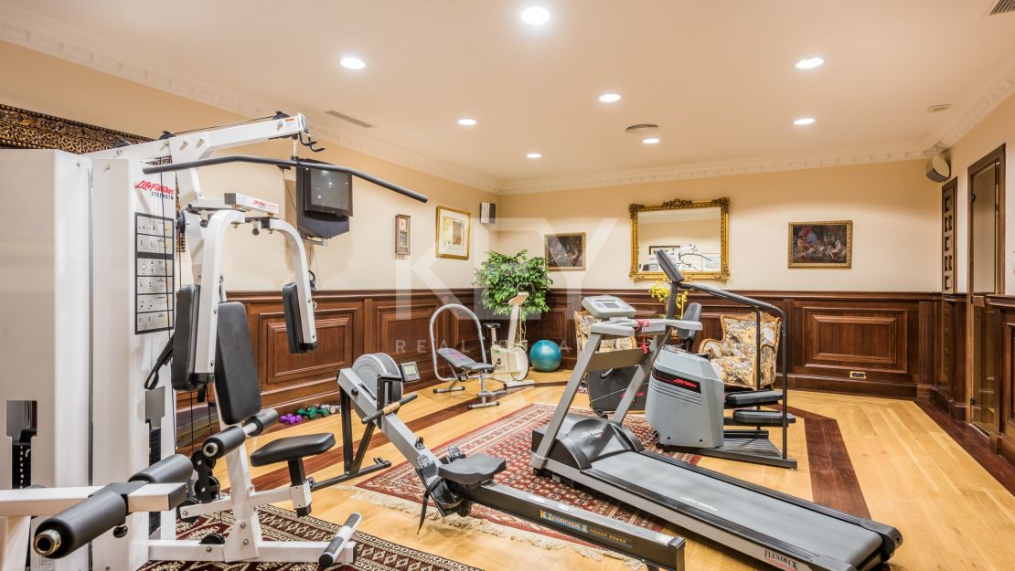 Великолепная вилла с панорамным видом на море и гостевым домом в Сьерра-Бланка