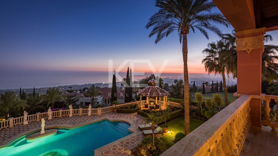 Великолепная вилла с панорамным видом на море и гостевым домом в Сьерра-Бланка