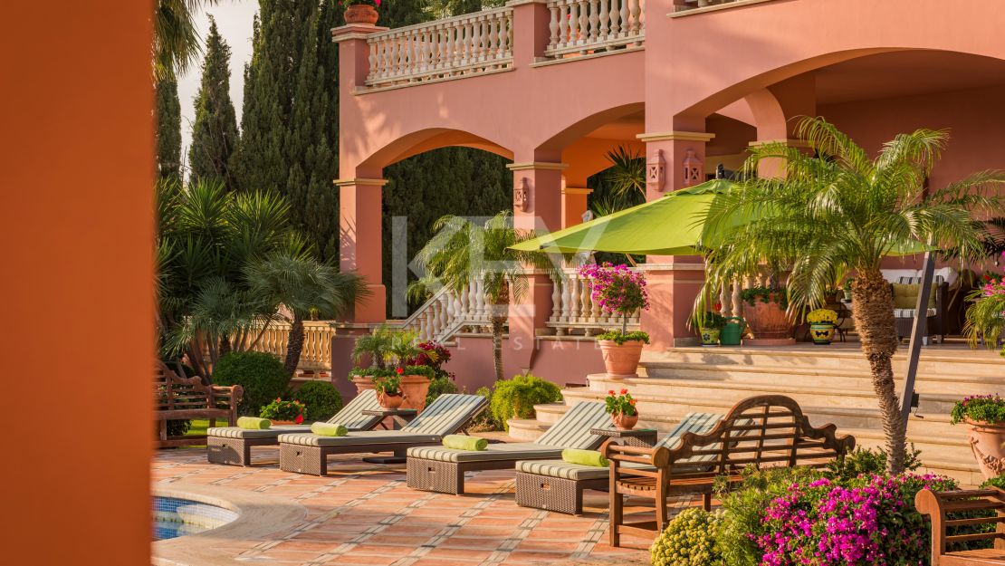 Великолепная вилла с панорамным видом на море и гостевым домом в Сьерра-Бланка