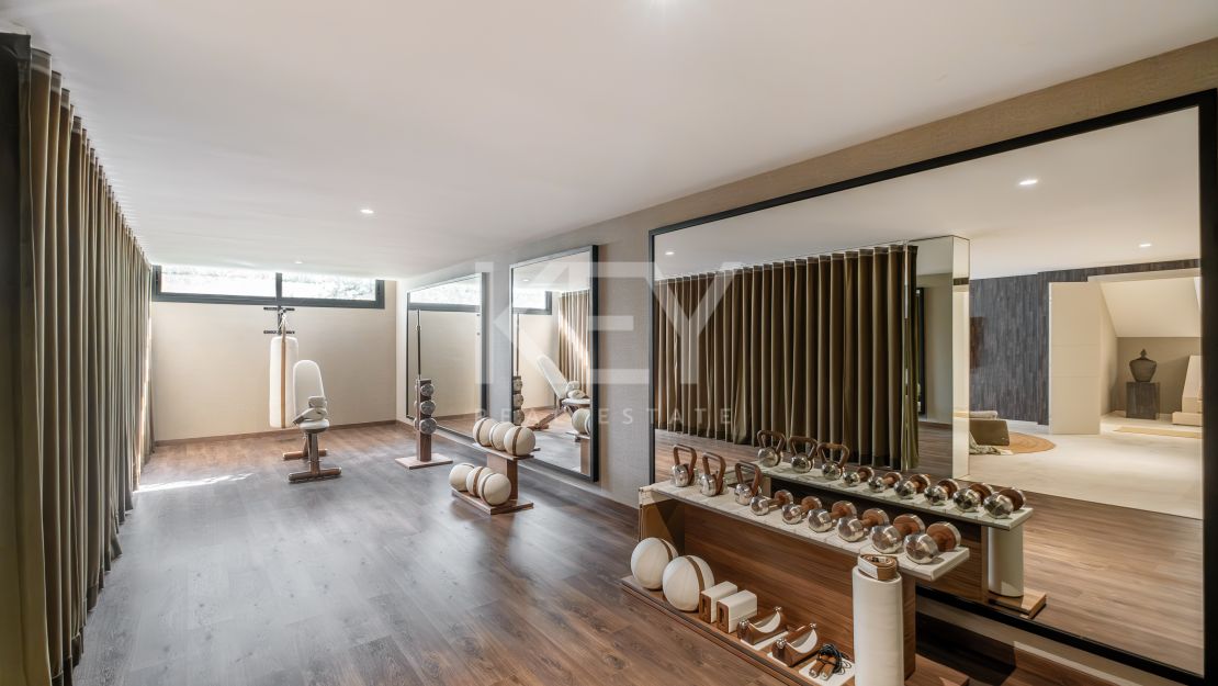 Современная вилла с частным спа, тренажерным залом и кинотеатром в Эль Параисо, Эстепона