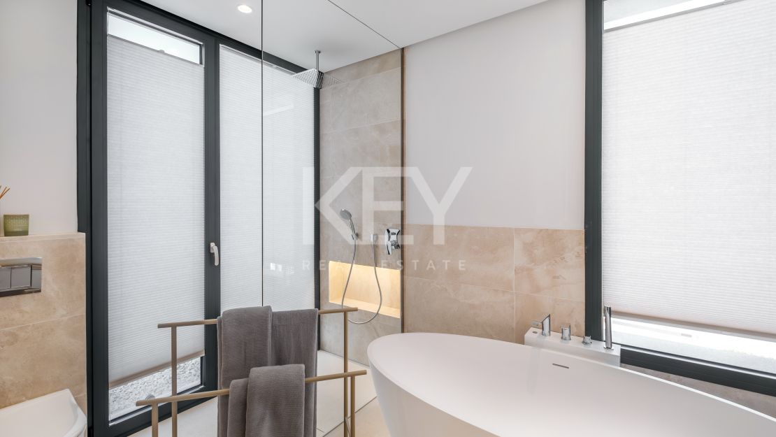 Современная вилла с частным спа, тренажерным залом и кинотеатром в Эль Параисо, Эстепона