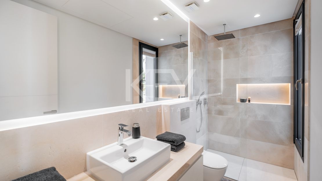 Современная вилла с частным спа, тренажерным залом и кинотеатром в Эль Параисо, Эстепона