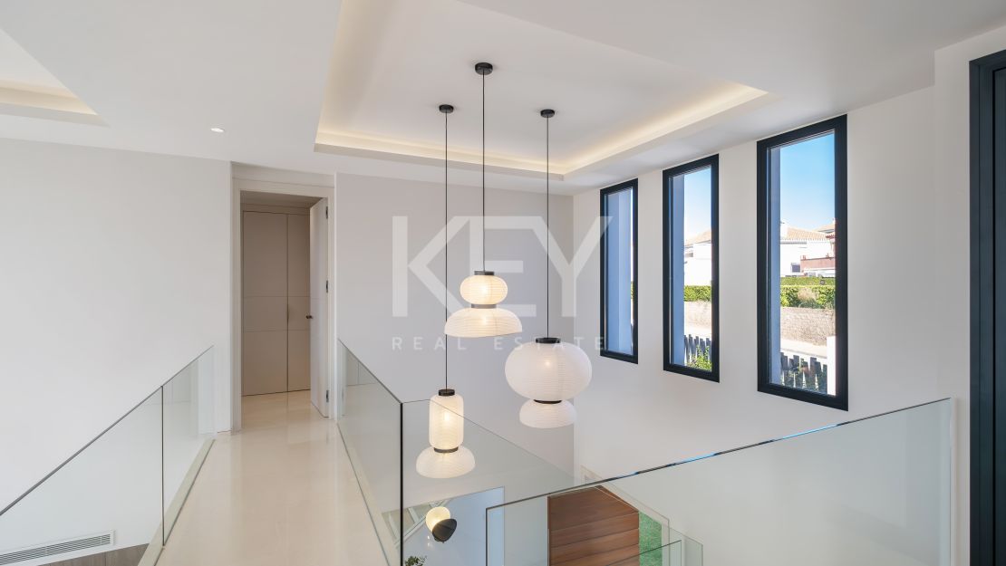 Современная вилла с частным спа, тренажерным залом и кинотеатром в Эль Параисо, Эстепона