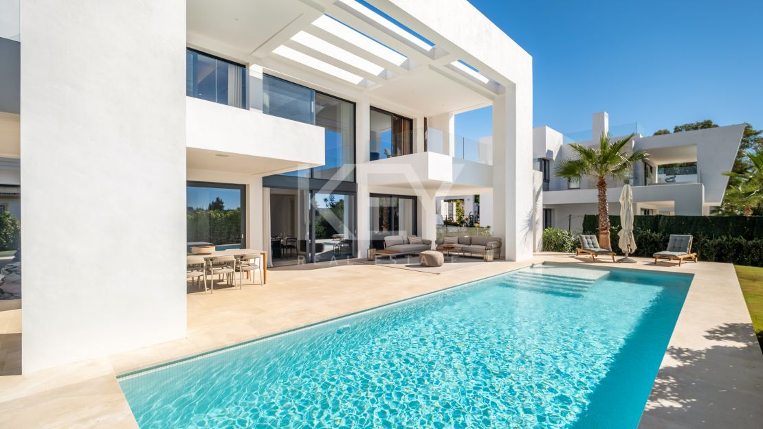 Современная вилла с частным спа, тренажерным залом и кинотеатром в Эль Параисо, Эстепона