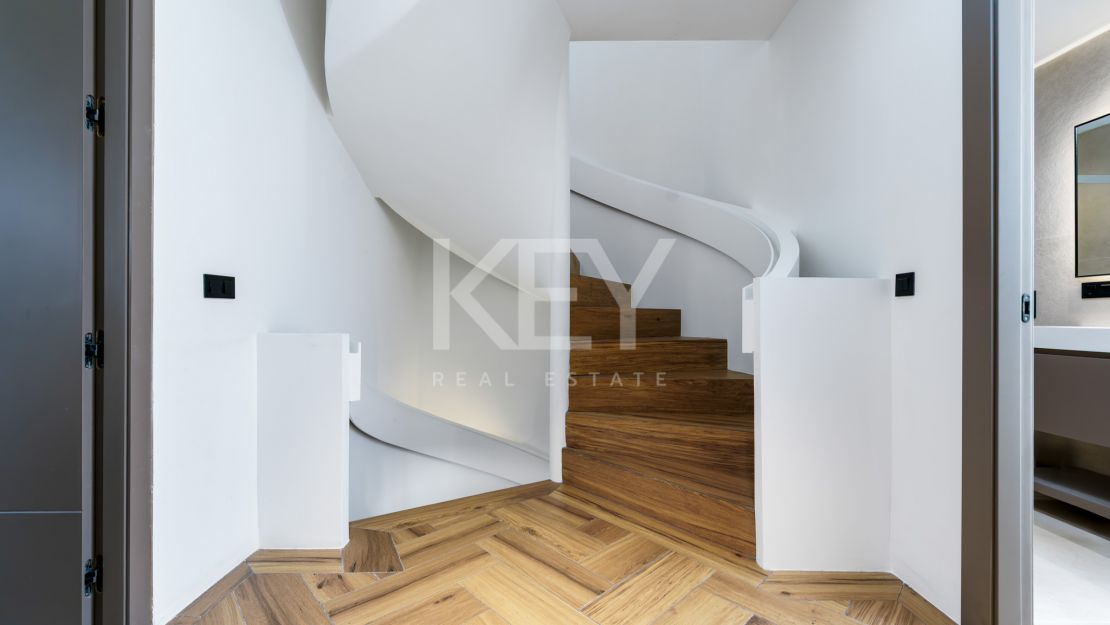 Fully renovated townhouse with golf, sea, and mountain views in La Quinta, Benahavís