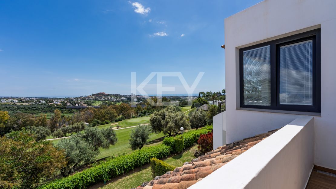 Fully renovated townhouse with golf, sea, and mountain views in La Quinta, Benahavís
