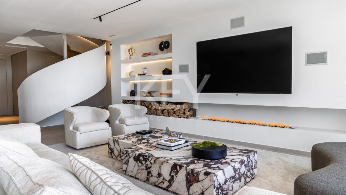 Fully renovated townhouse with golf, sea, and mountain views in La Quinta, Benahavís