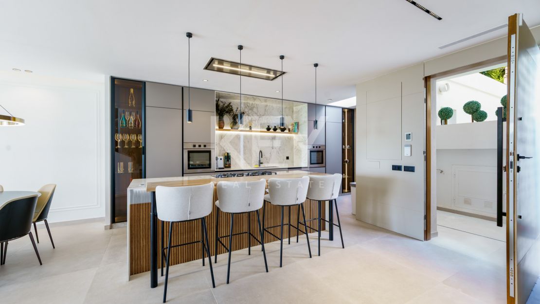 Fully renovated townhouse with golf, sea, and mountain views in La Quinta, Benahavís